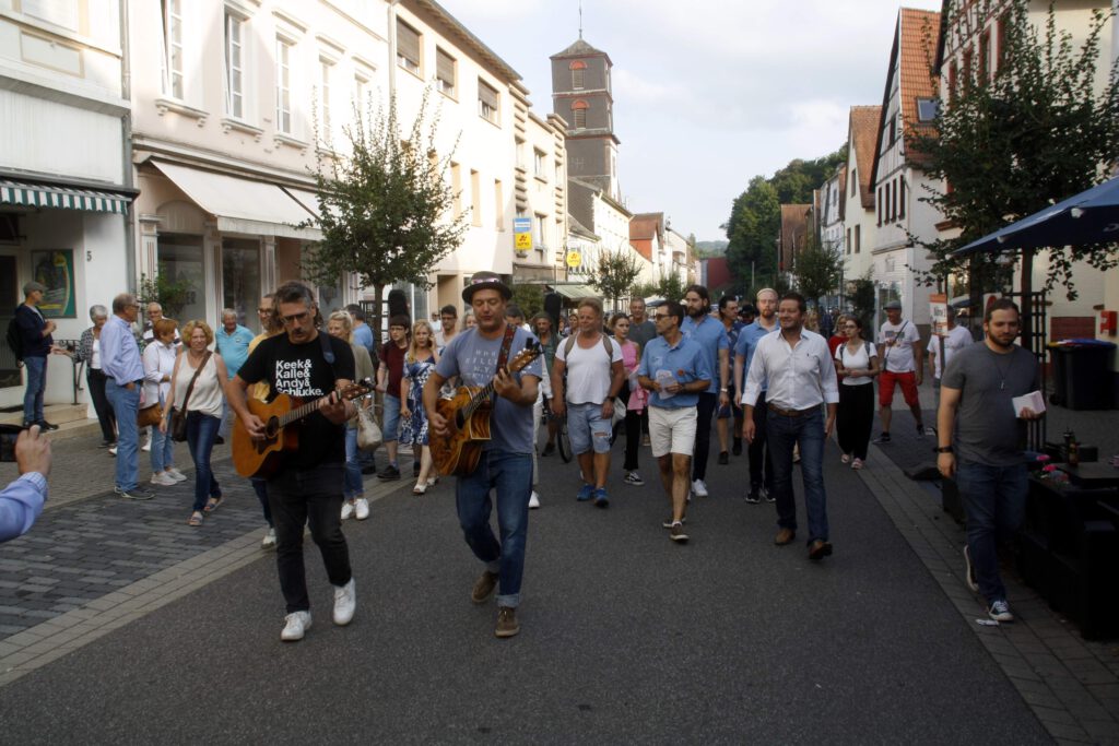 Einzug der Musikerinnen und Musiker in die Ottweiler Altstadt beim Straßenmusikfestival im vergangenen Jahr. Foto: Armin Rübig/Ottweiler Straßenmusikfestival